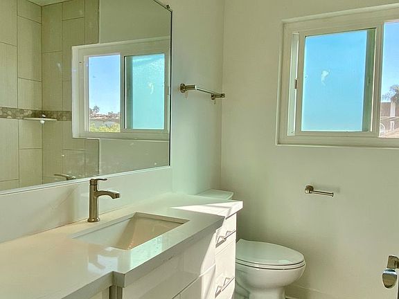 3rd image of 928 S Sherbourne Dr APT 11