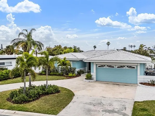 11425 5th St E, Treasure Island, FL 33706