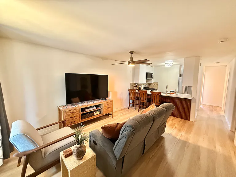 227 50th St #10 — Photo 3
