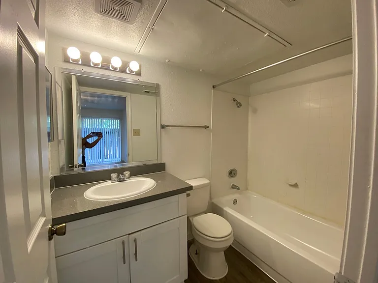 Emerald Cove Apartments — Photo 103