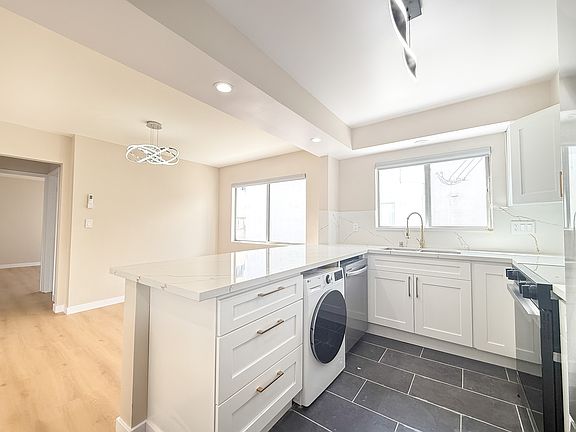 4th image of 1035 N Hayworth Ave #110A
