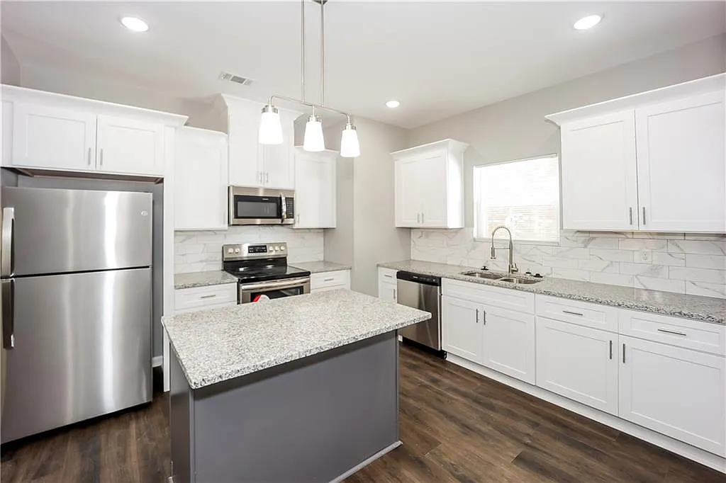 4 bed, 2.5 bath, 2173 sqft, $2,415 — Photo 3