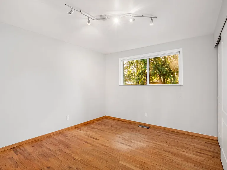 8635 NE 137th St — Photo 13