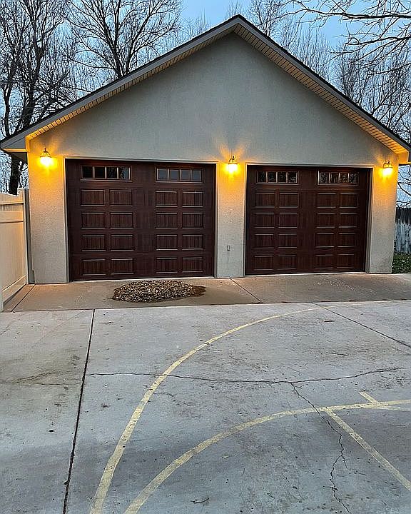 Detached garage