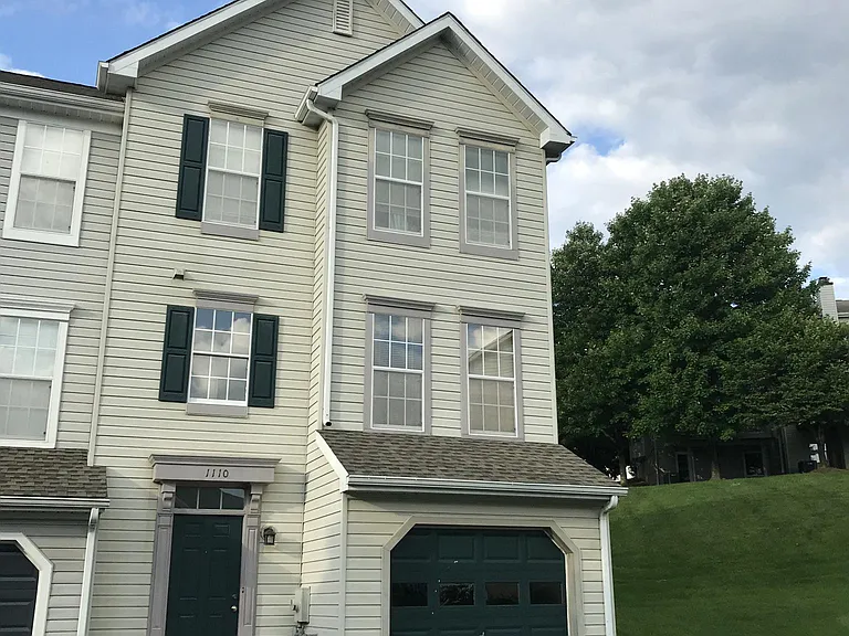 1110 Oakland Ct — Photo 1