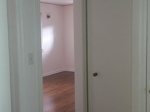 4th image of 416 Montrose Dr #B