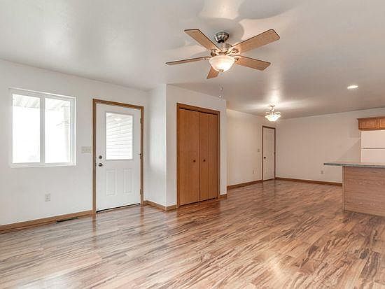 4th image of 3803 Emerald Dr E