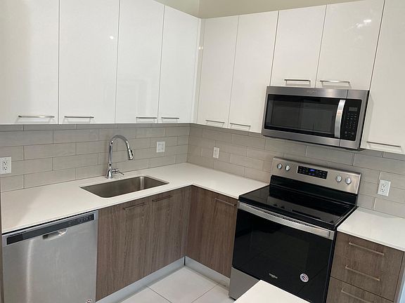 5th image of 405 NE 35th Ct #2