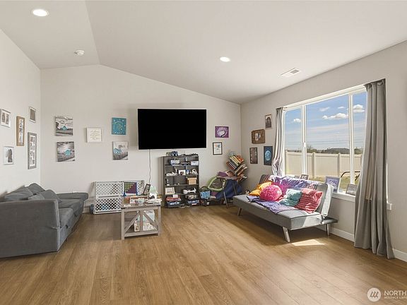 4th image of 260 Parkside Place