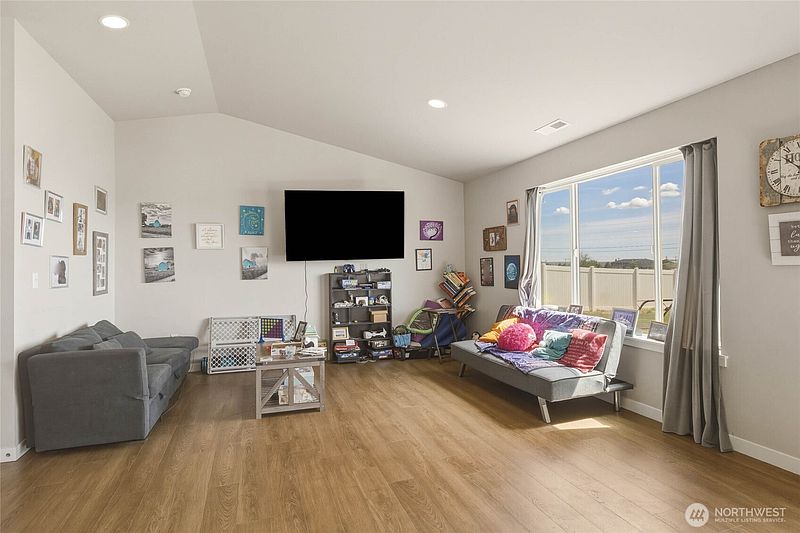 4th image of 260 Parkside Place