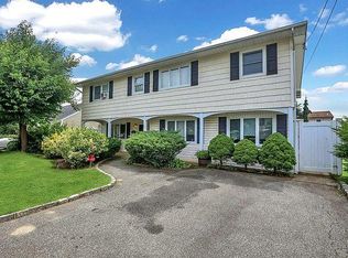 35 Wendell St, Plainview, NY 11803