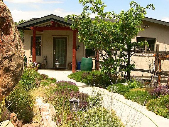 Guest house entrance - www.thebears-den.com