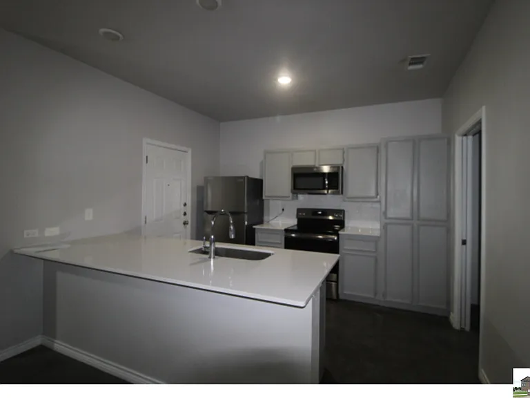 300 Lowes Blvd #B — Photo 15