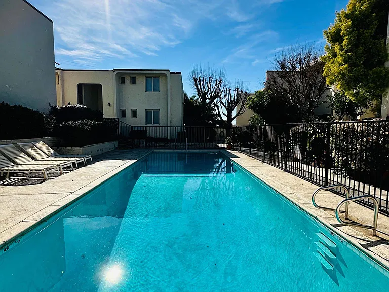 Village Whittier — Photo 31