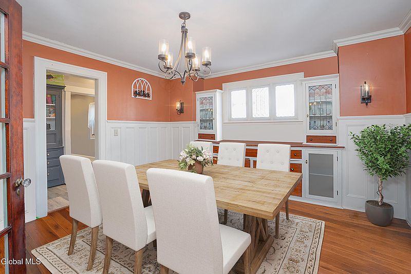 3rd image of 33 Kingsboro Avenue