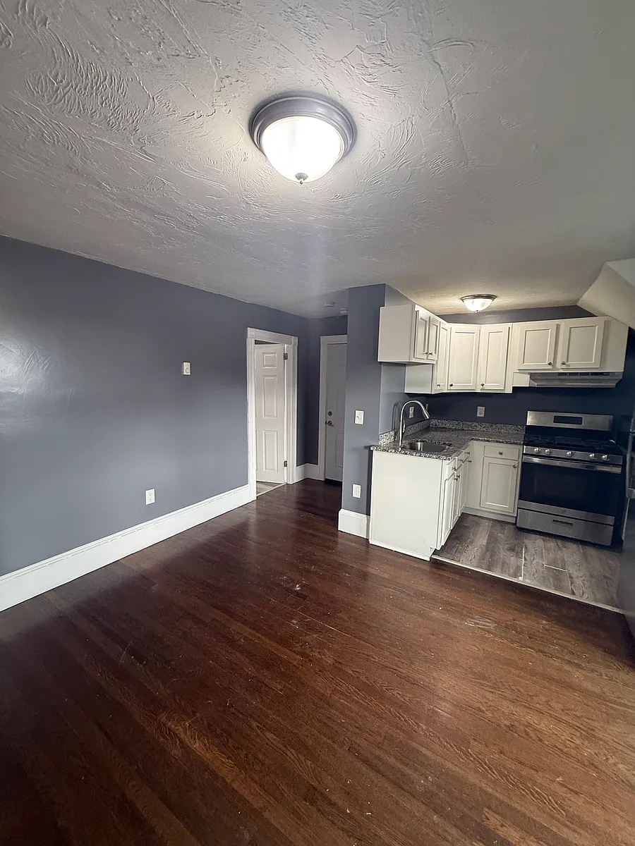 Building Photo - 42 Mott St #3