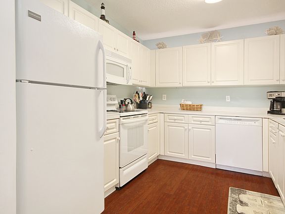 Kitchen, large counter space