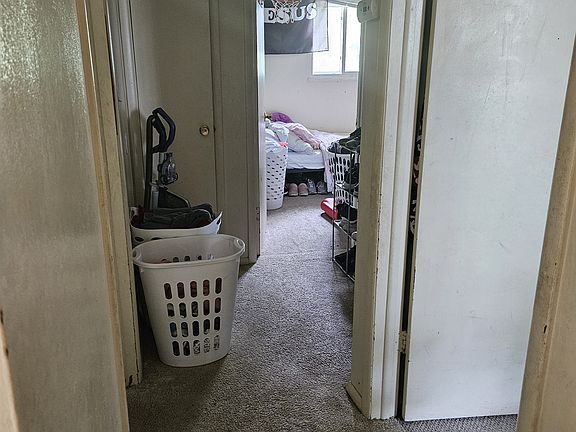 4th image of 861 S Park Square Dr
