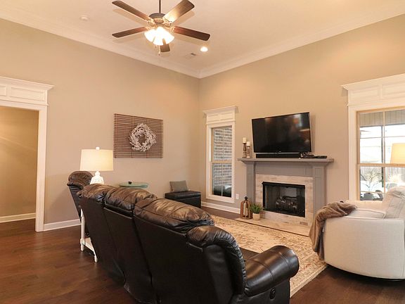 5th image of 312 Flagstone Dr