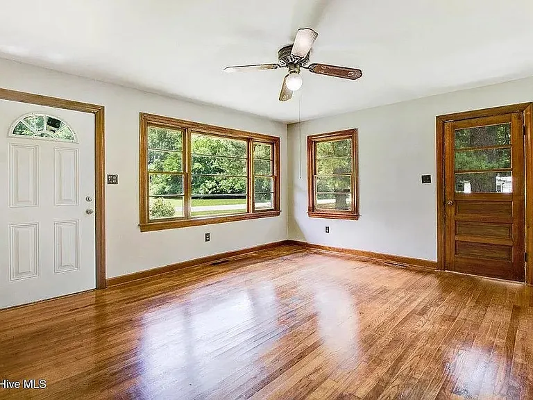 325 Bell St — Photo 3