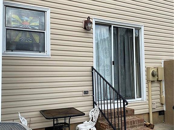 3rd image of 1072 Surry Ln