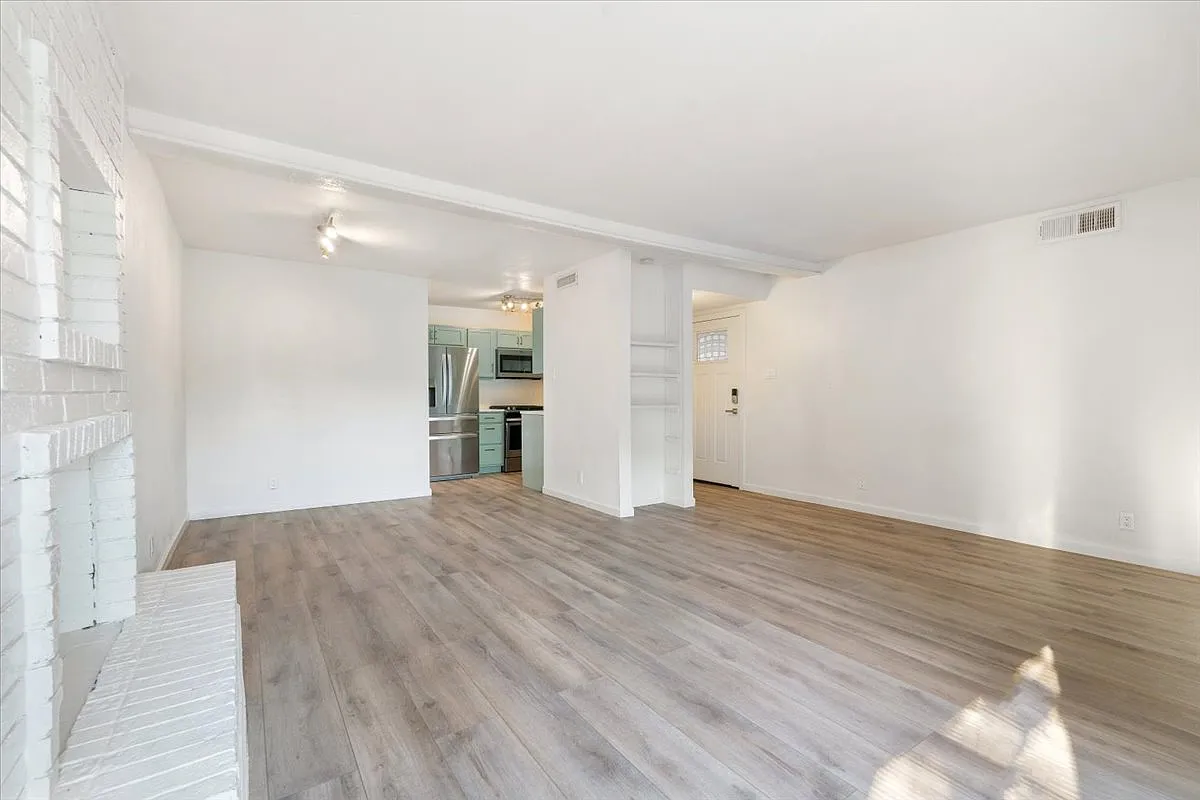 3 bed, 1400 sqft, $2,300 — Photo 3