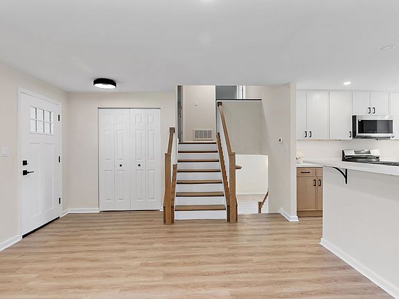 4th image of 1005 Carlton Ln