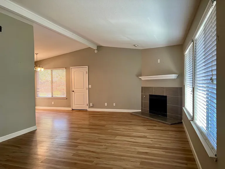 5562 Catalpa Ct — Photo 9