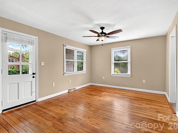 3rd image of 469 Kenilworth Rd