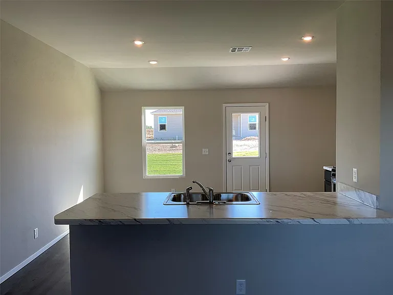 1105 W Abilene Rd — Photo 5