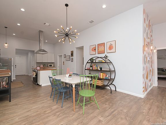 5th image of 609 DAKOTA ST