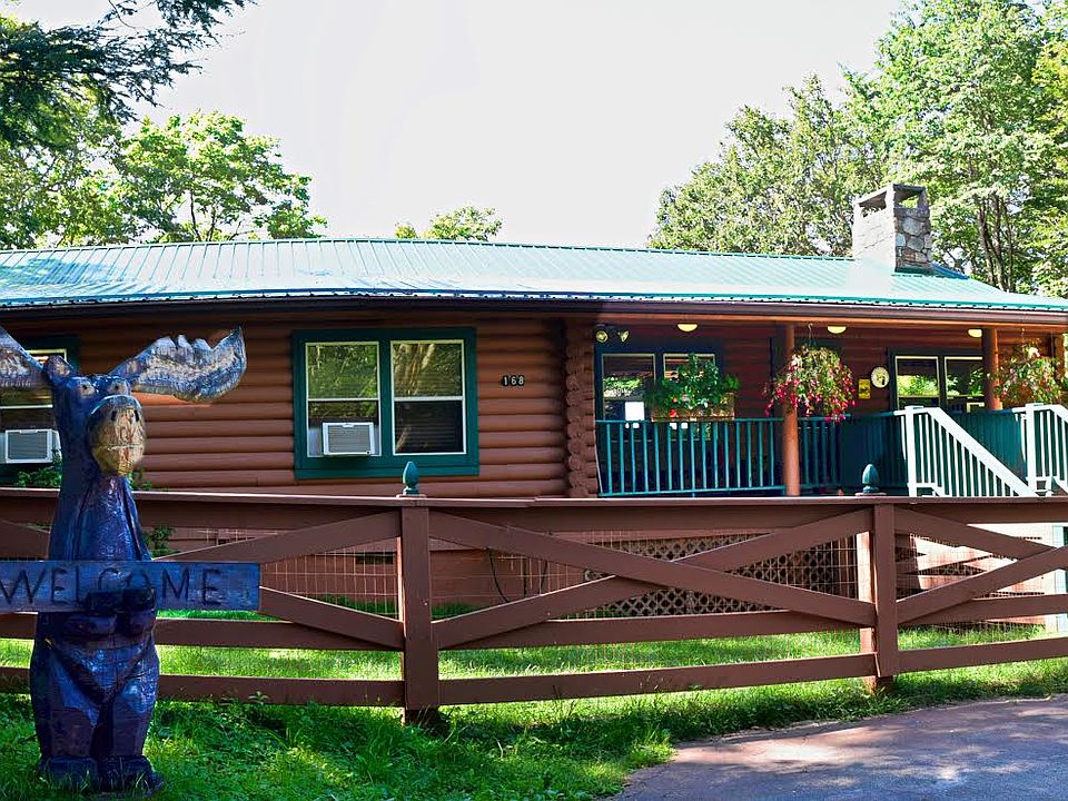 Front Of Cabin. The Apart is located underneath the Cabin with it's own private entrance from the deck.
