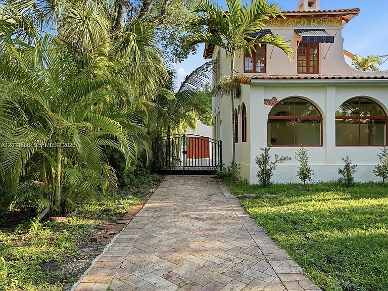 1137 Asturia Ave — Photo 7