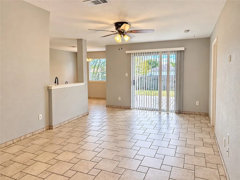 3 bed, 1156 sqft, $1,800 — Photo 3