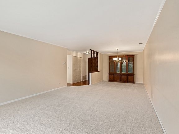 3rd image of 250 W Parliament Pl APT 101