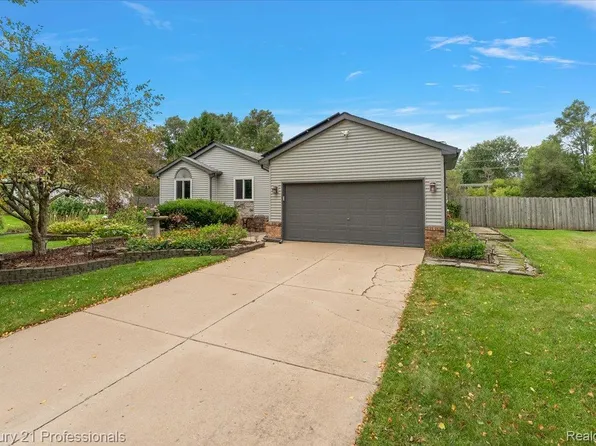 4713 Desert Bridge Ct, Highland, MI 48356