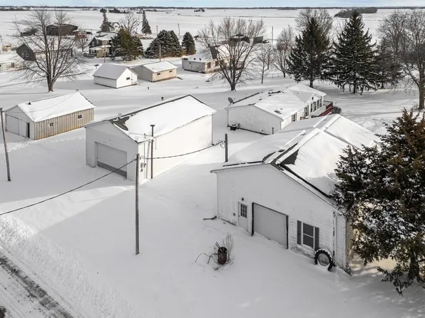 409 233rd St, Aledo, IL 61231