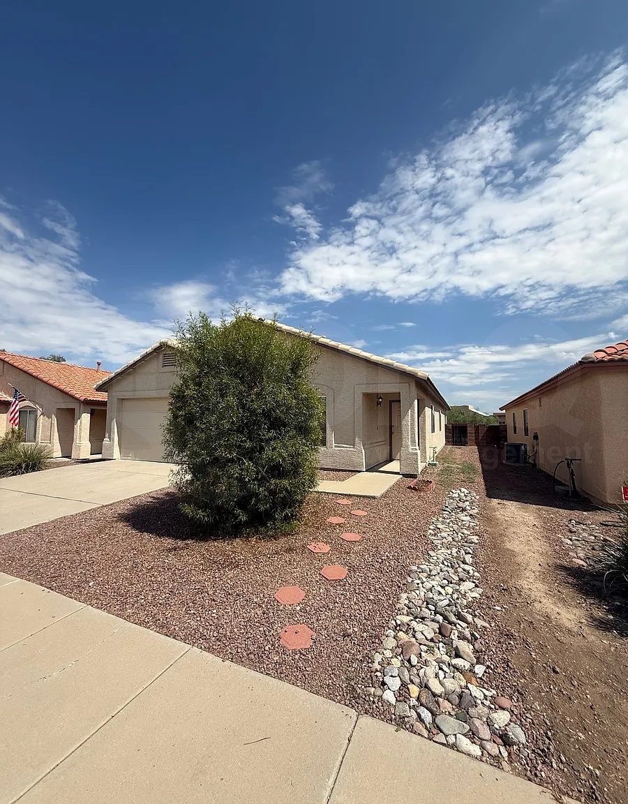 4 bed, 2.0 bath, 1605 sqft, $1,900 — Photo 3