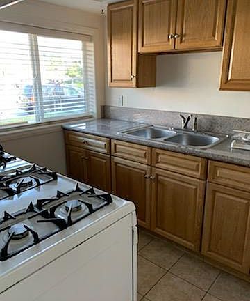 4th image of 2200 Montrose Ave #6