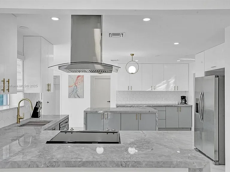 725 Harrison St — Photo 9