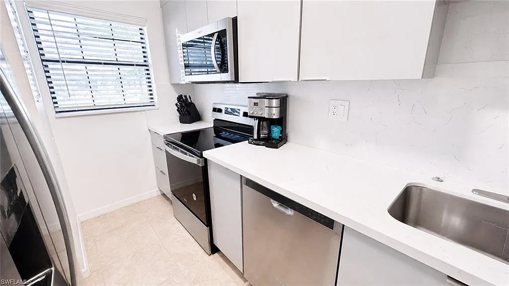 2 bed, 2.0 bath, 878 sqft, $2,100 — Photo 2