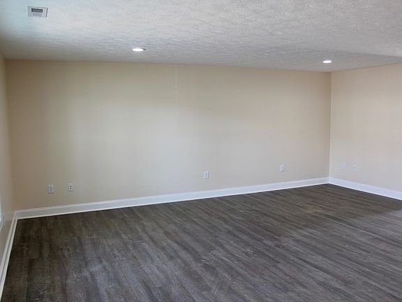 4th image of 580 Pin Oak Dr