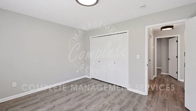 8327 Victoria Dr — Photo 16