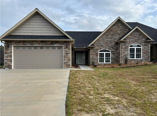 101 Cobblestone Ct, Mount Airy, NC 27030