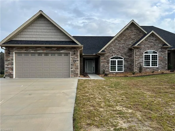 101 Cobblestone Ct, Mount Airy, NC 27030