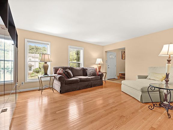 4th image of 15 Wimbledon Ct
