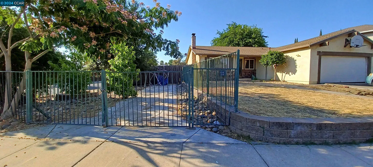 701 Almond Dr photo 1