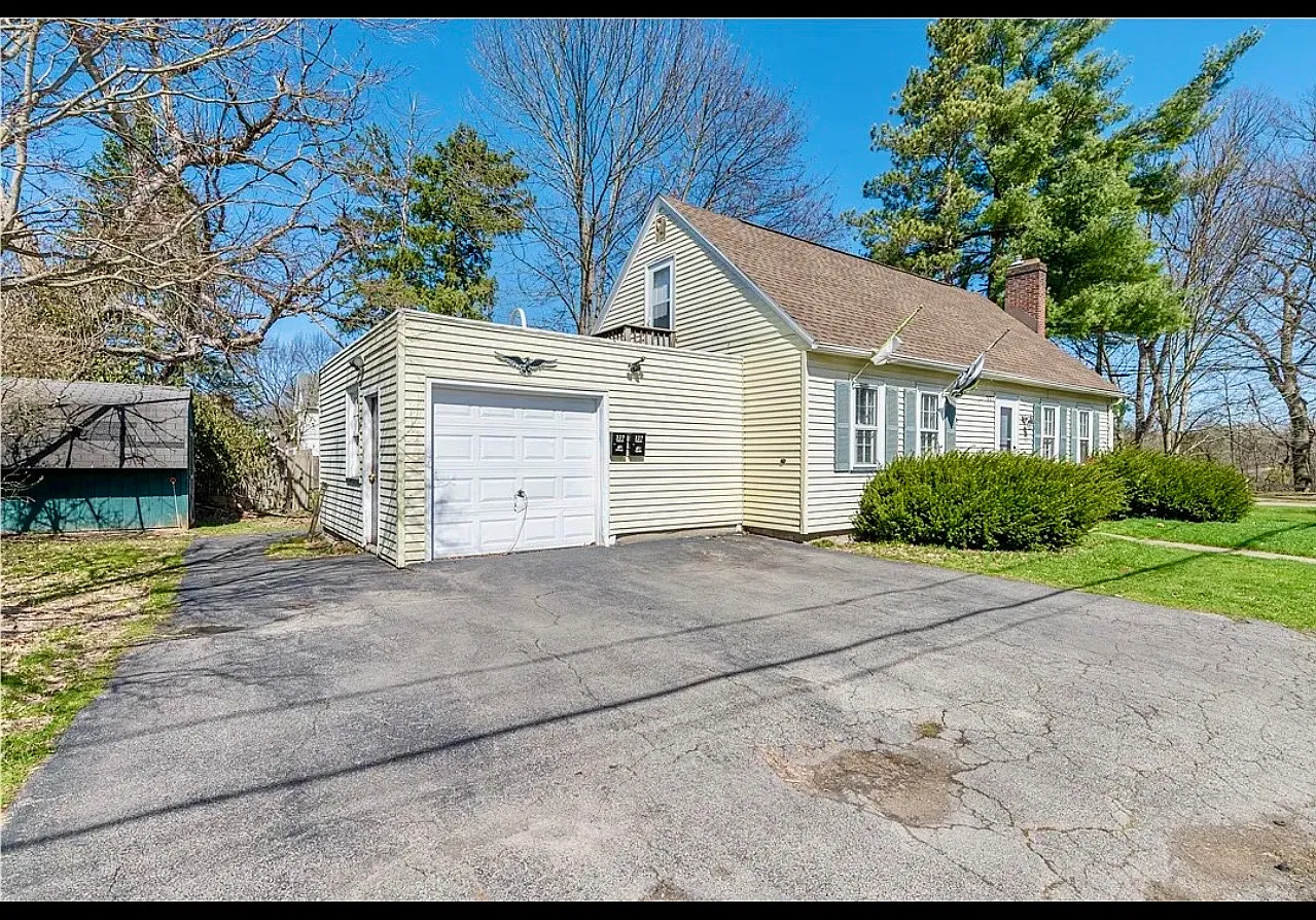 327 E Elm St — Photo 2
