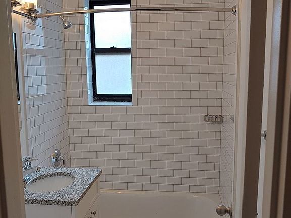 4th image of 64-20 Saunders St #624