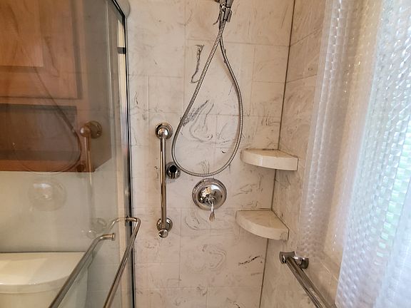 5th image of 1622 Pin Oak Dr